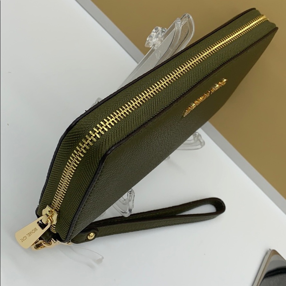 MICHAEL KORS JET SET TRAVEL LG TRVL CONTINENTAL Wristlet Wallet Phone Case NWT - Picture 10 of 16